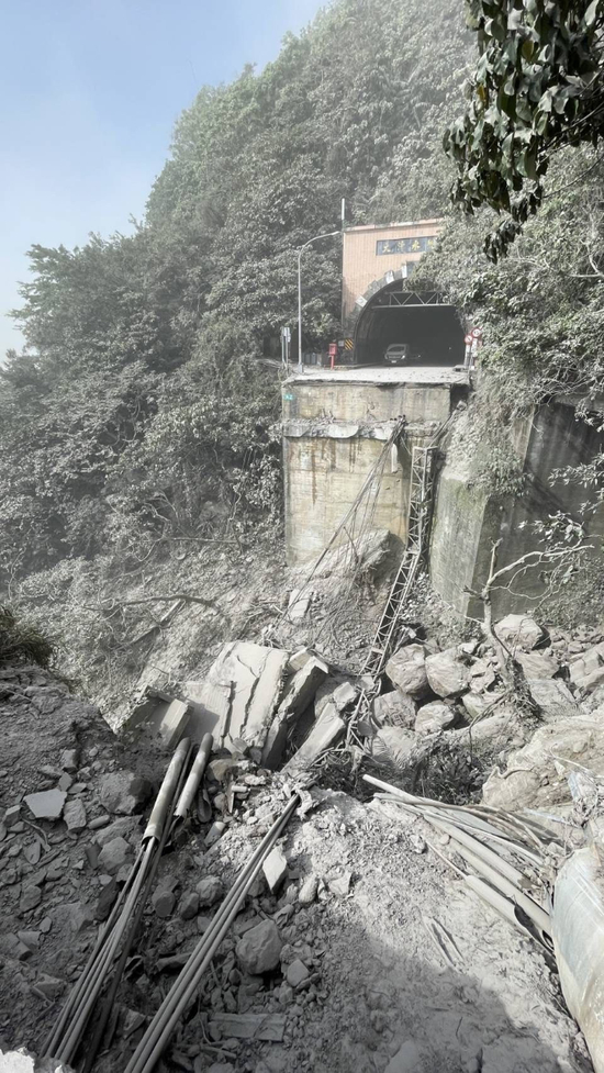 大清水隧道"早上7:55到公司,7:58收到手机警报,沒三秒钟就开始剧烈