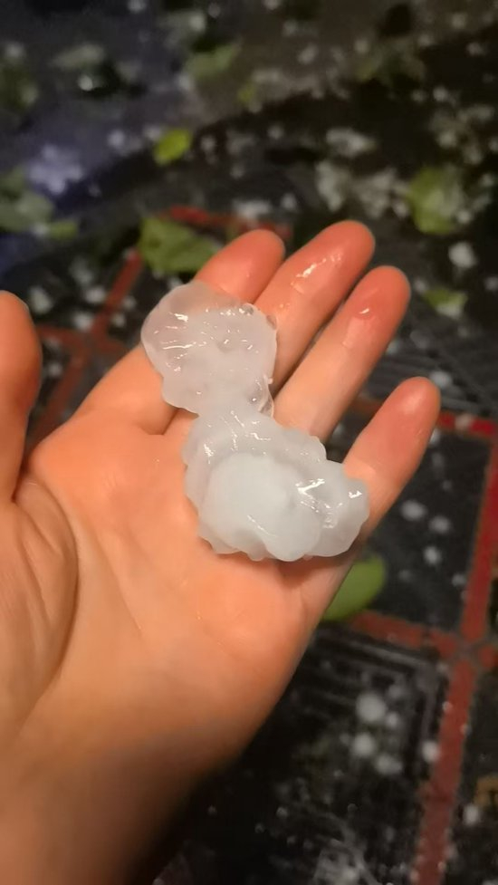 直径超4厘米！北京多地下冰雹，满地都是“鸽子蛋”