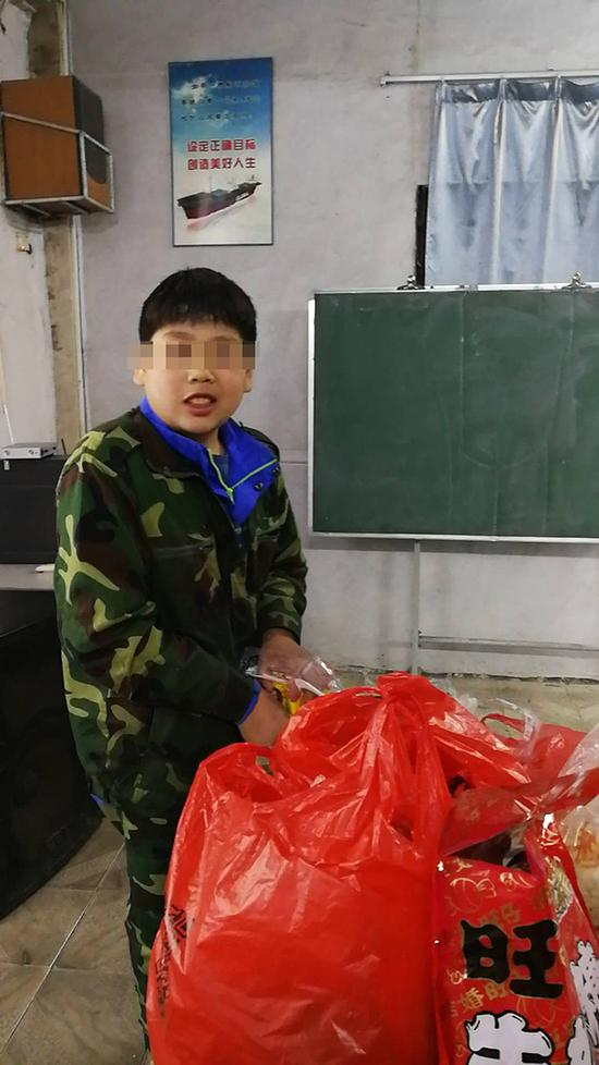  小凯第一次入校训练的图片 来源：曾女士