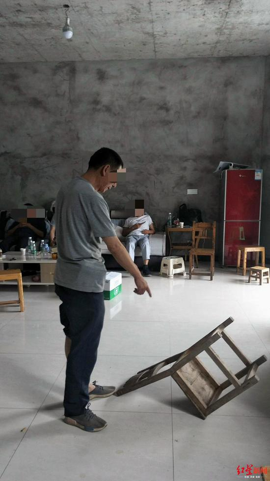 　　↑老蒲回忆，怪事发生期间 家中椅子曾这样倒在地上，但是自己没听到任何声音