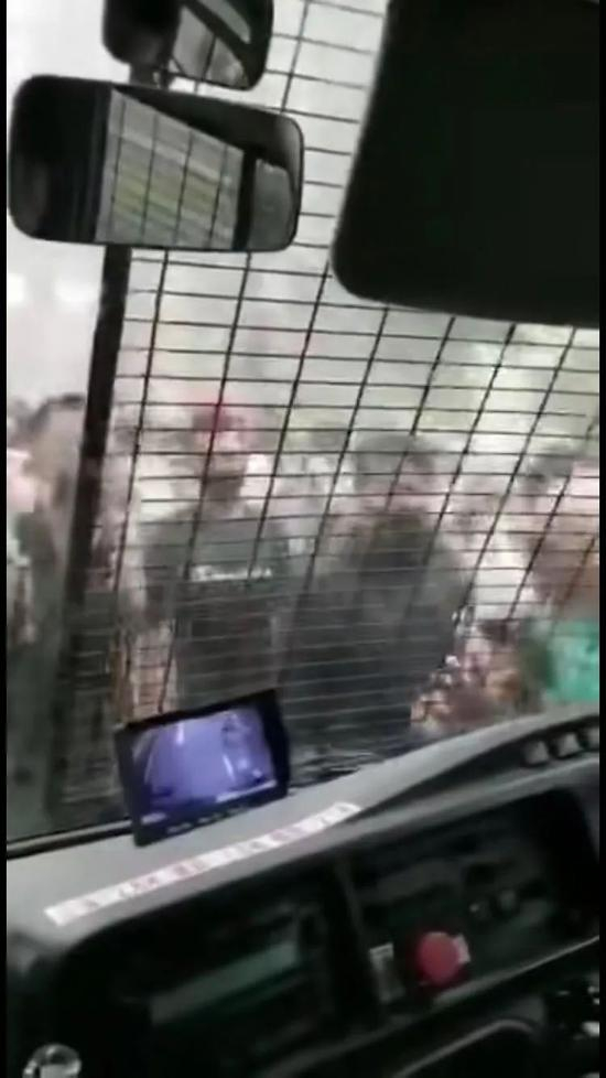  手持棍棒等凶器的暴徒试图将车砸破的骇人过程。（视频截图）