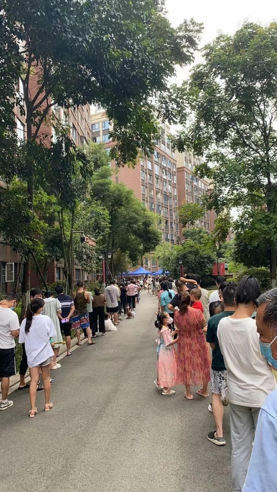 9月1日下午，成都市双流区某小区的核酸长龙 （受访者供图）