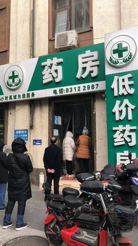 　12月12日，北京西城区排队购买感冒药的市民。摄影/本刊记者 张旭