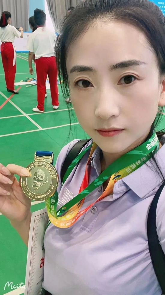 　·张含亮与奖牌合影。