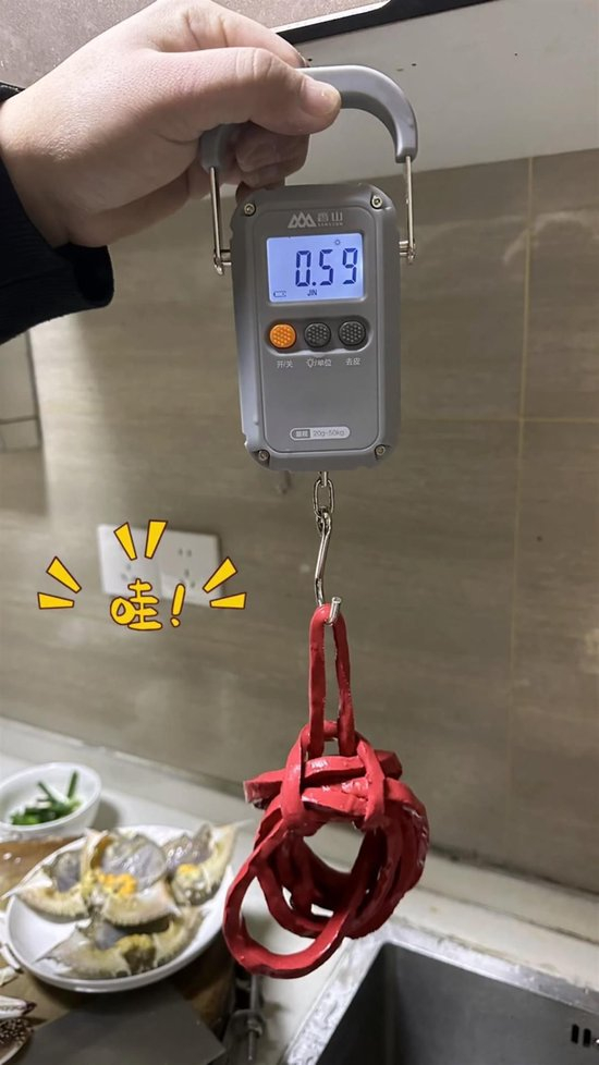 皮绳称重(网络视频截图)
