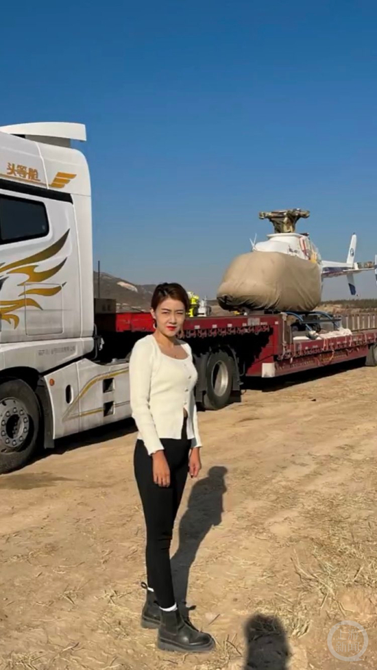 丽丽与丈夫一起驾车运送直升机前往哈尔滨。&nbsp; &nbsp; &nbsp; &nbsp; &nbsp;图片来源/受访者供图&nbsp;