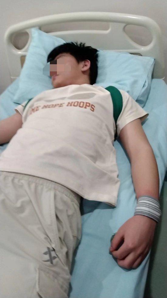 小锦在医院治疗中