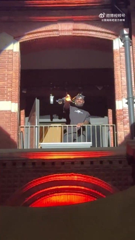 中国行上海站活动开始前 詹姆斯从高处张开双臂向球迷问好