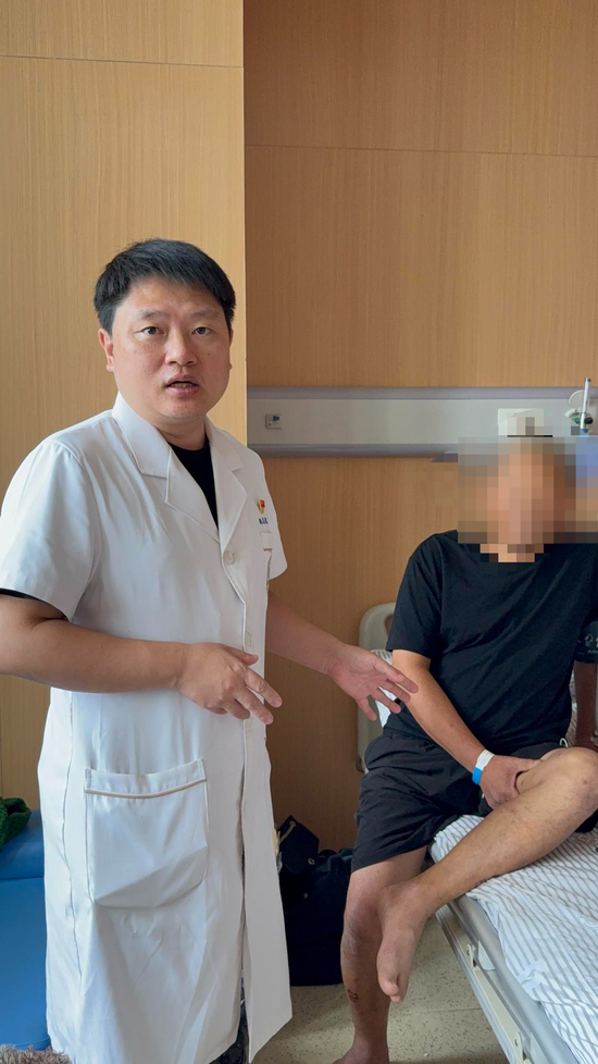 ▲成都市第五人民医院血管外科副主任医师、血管外科博士姚佐懿与患者张强