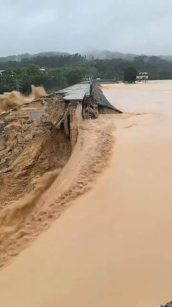  六蓝水库出现缺口。