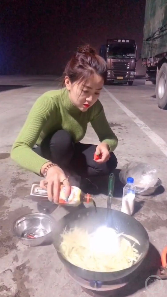  丽丽在服务区搭起简单的灶头做饭。&nbsp; &nbsp; &nbsp; &nbsp;图片来源/受访者供图&nbsp;