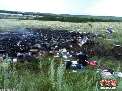  资料图：当地时间2014年7月17日，马航MH17班机从阿姆斯特丹飞往吉隆坡途中，在乌克兰东部坠毁，机上298人全部罹难。图为乌克兰顿涅茨克地区，马来西亚航空公司MH17航班坠毁地。