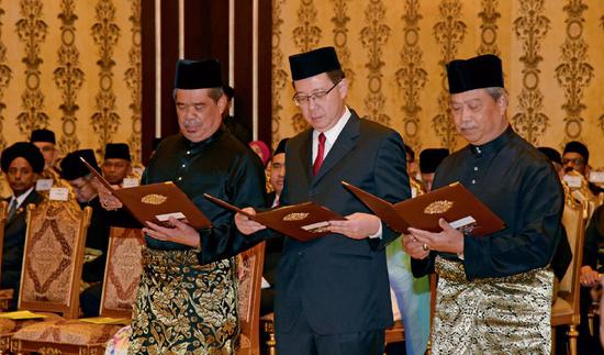 　　5月21日，在马来西亚吉隆坡，新任马来西亚国防部长穆罕默德·萨布（左）、财政部长林冠英（中）和内政部长毛希丁·亚辛宣誓就职。当日，马来西亚新内阁在吉隆坡国家皇宫宣誓就职。图/新华