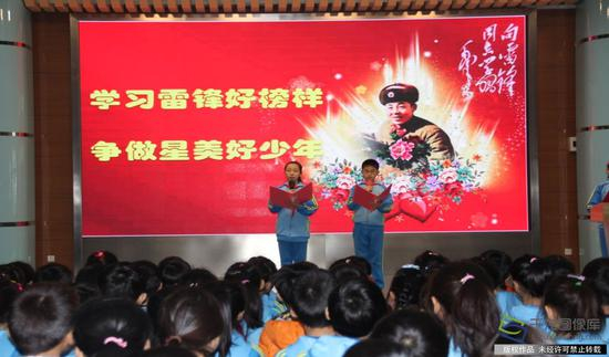 太平桥二小宣教活动学雷锋。学校供图。