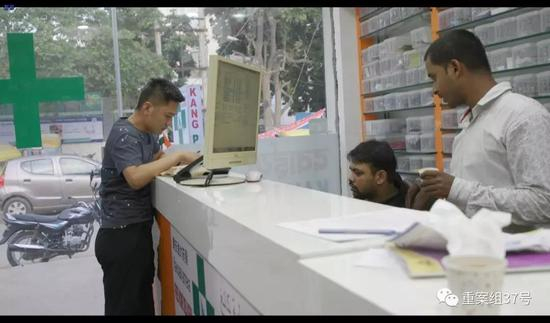 王继刚在印度一药店内帮助亲属购买抗癌仿制药。新京报记者 游天燚&nbsp;摄