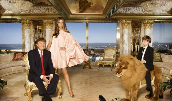 ·年幼的巴伦在特朗普大厦豪宅顶层骑着狮子玩具。