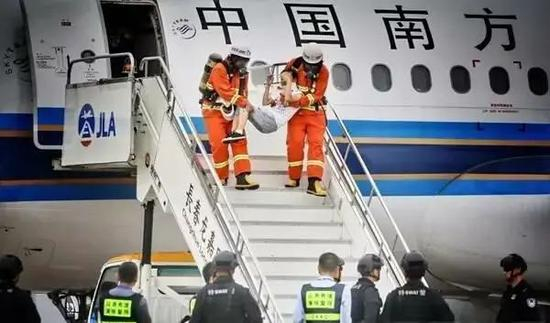  长春机场2017年“砺剑-6号”反劫机应急综合演练画面。