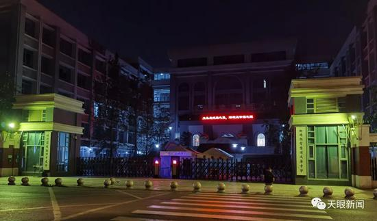  学校在深夜里终于恢复平静