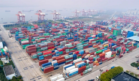 进行装载作业的武汉新港阳逻港集装箱码头。新华社 肖艺九 摄