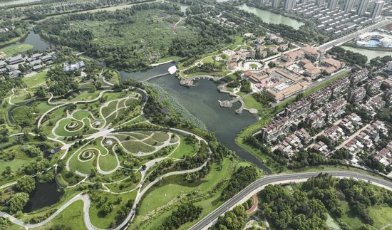 这是2023年8月23日拍摄的位于浙江省湖州市八里店镇的西山漾国家城市湿地公园和周边的居民区（无人机照片）。新华社记者 翁忻旸 摄