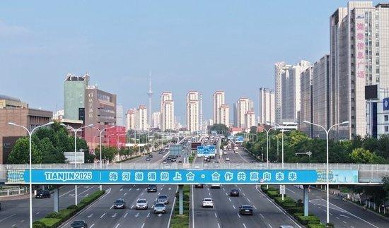 2025年8月5日拍摄的天津市西青区一处过街天桥上的迎接上合组织天津峰会宣传标语(无人机照片)。新华社记者 李然 摄