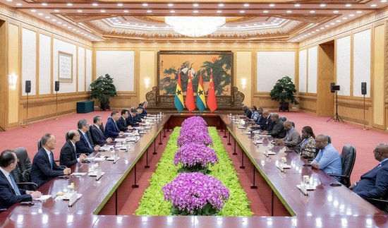 10月14日上午,国家主席习近平在北京人民大会堂会见来华出席全球妇女峰会的加纳总统马哈马。