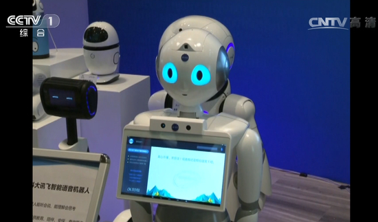 △ 2016年4月26日，习近平总书记考察中国科技大学。这是与总书记互动的机器人“小曼”。（视频截图）