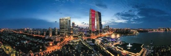 苏州金鸡湖湖滨公园与东方之门。（无人机全景照片 2020年7月30日摄）新华社记者杨磊 摄