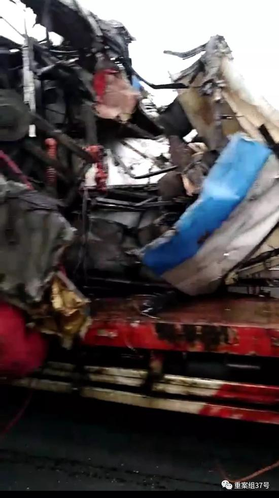 ▲涉事大巴车被撞变形。视频截图