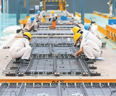 位于江西省湖口县高新技术产业园区内的置地远大装配式建筑工厂里，工人们正在进行置筋作业，加紧赶制订单。张 玉摄（人民视觉）