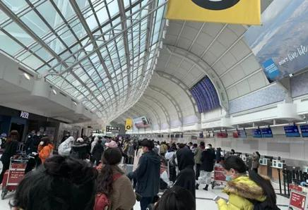  机场中长长的队伍。（作者供图）