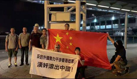 ▲暴徒拆下了海港城前飘扬的国旗后，爱国爱港人士自发将国旗重新升起 （图via Global Times）