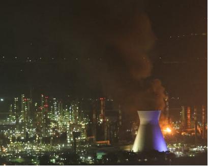 当地时间16日,在伊朗新一轮导弹袭击后,以色列北部城市海法某处升起浓烟。图源:外媒