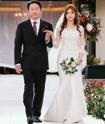 ·崔泰源参加大女儿崔允贞（右一）的婚礼。