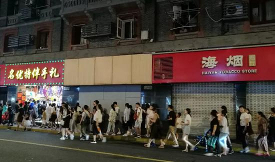  8月14日晚，奇遇城堡门前的人行道上行人众多。新京报记者王双兴摄