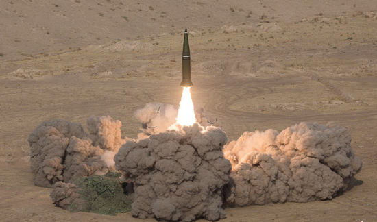 正在发射“伊斯坎德尔”9K720弹道导弹的俄军 图源：俄罗斯国防部