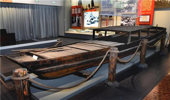 这是香山革命纪念馆中，《为新中国奠基——中共中央在香山》主题展览展出的人民解放军渡江战役使用的同型木船（9月7日摄）。新华社发（任超 摄）