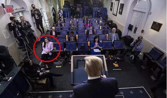  ·柯林斯（红框标注者）在4月26日的白宫新闻发布会上。