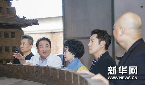 图片说明：嘉宾参观现场