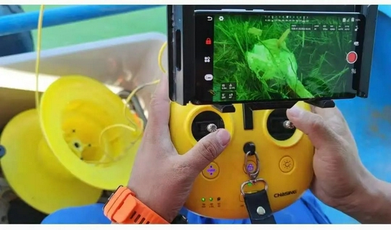 9月20日上午，水下无人机在9.7米深位置发现疑似书包的物体。新京报记者 赵敏 摄