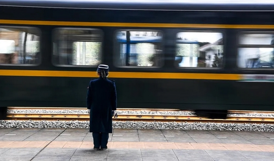  △11月30日，5647次列车从贵州草海站发车。