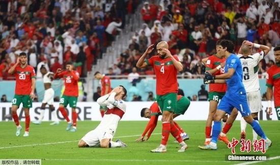 　　当地时间12月10日，卡塔尔世界杯1/4决赛第三场比赛在阿图玛玛球场举行，黑马摩洛哥队1：0击败葡萄牙队，闯入世界杯四强。图为C罗跪倒球场。