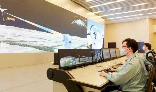 2022年5月19日，安徽合肥，工作人员在量子科学实验卫星、量子通信“京沪干线”总控中心工作。