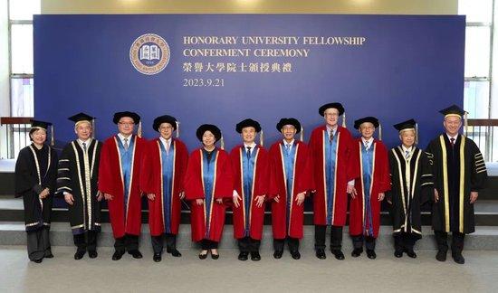 香港浸会大学9月21日举行”第18届荣誉大学院士颁授典礼”，图为该校领导团队同7位荣誉大学院士（穿红色礼袍）合影。香港浸会大学供图