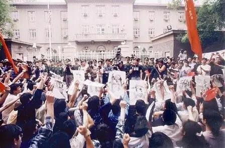 　1999年5月8日下午，中国大学生在美国驻华使馆门前举行抗议活动，强烈谴责以美国为首的北约悍然轰炸我国驻南斯拉夫大使馆的暴行。（刘占坤摄）
