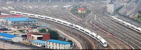  京沪高铁第一辆列车驶出站台