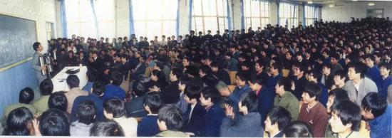 1987年，庞中华在郑州国棉五厂为千人职工讲“快乐书法”