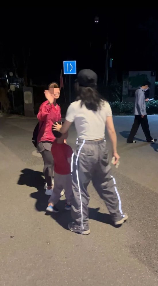 图为阿芳向守护孩子的热心群众表示感谢。