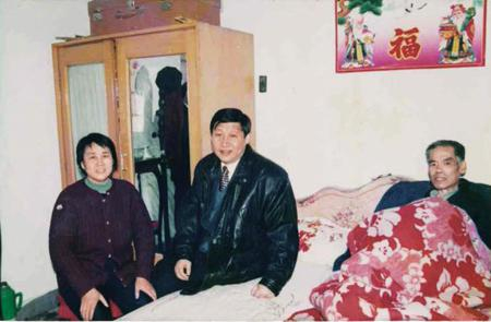  习近平和贾大山（右）合影。