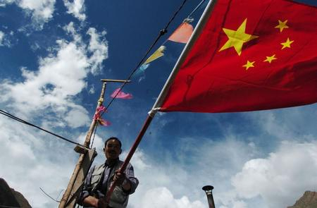 △青藏铁路沿线的藏族群众纷纷挂起国旗，喜迎青藏铁路全线通车。